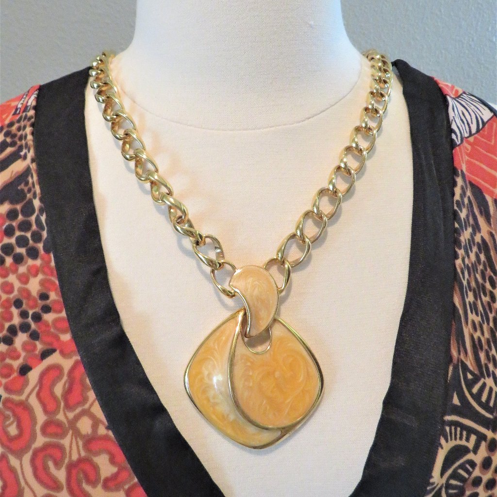 Vintage Napier Large Pendant Necklace 19$